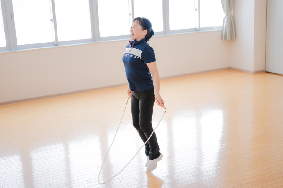 即使是會跳繩的人，也可能找不到方便跳繩的空間，所以近年來日本超流行「空氣跳繩」。（圖片來源：Getty Image）