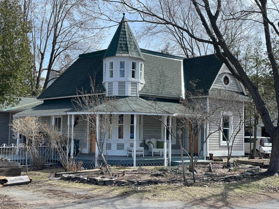 The Turret Cottage at 205 Bradford was built in the Queen Anne Revival style around 1900. Its first homeowner was Frederick William Harner, clerk of Nepean Township from 1866 to 1905.