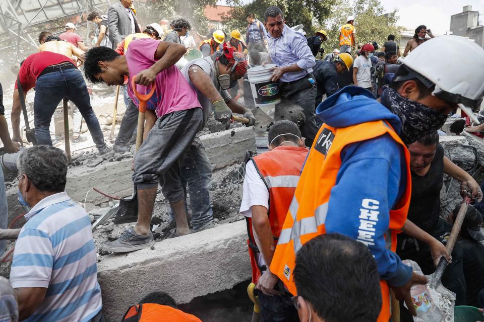 <p>CIUDAD DE MÉXICO Earthquake/Sismo-CDMX.- Decenas de personas de la comunidad civil ayudan en las tareas de remoción de escombros en algunos edificios que se derrumbaron tras el sismo de este martes 19 de septiembre de 2017 en la Ciudad de México. En la imagen, un inmueble caído en la colonia Roma sur, delegación Cuauhtémoc. Foto: Agencia EL UNIVERSAL/Cristopher Rogel Blanquet/EVZ </p>