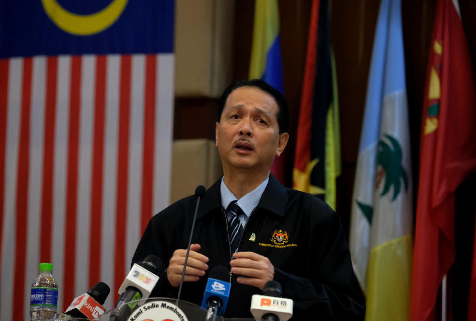 Health director-general Tan Sri Dr Noor Hisham Abdullah said that owing to the increased number of cases, just after 10 people who returned from Sabah tested positive for the virus, MOH would be introducing mandatory swab tests for all other returnees. — Bernama pic