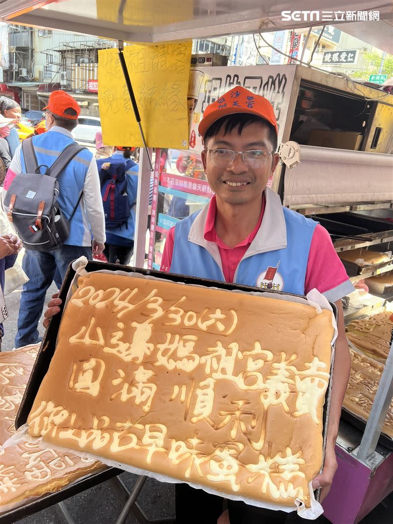 白沙屯媽祖進香經過台中沙鹿，蛋糕店老闆發放結緣美食。（圖／記者鄭尹翔攝影）