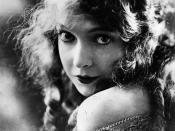 "Die Geburt einer Nation" gilt als erster moderner Film überhaupt. Die Hauptrolle in dem rassistischen Südstaaten-Drama von 1915 spielte Lillian Gish. Gish revolutionierte das Schauspiel und erkannte als eine der Ersten, dass man sich vor einer Filmkamera anders bewegen musste als auf einer Theaterbühne. Auch in Tonfilmen begeisterte sie - etwa in "Die Nacht des Jägers". (Bild: Hulton Archive/Getty Images)