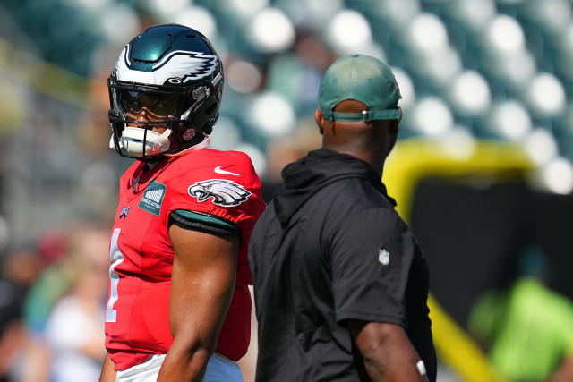 Jalen Hurts has 3 TD passes plus TD run, Eagles beat Titans 35-10