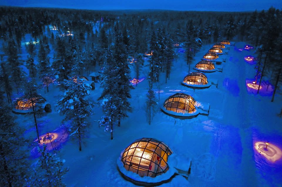 Im warmen Bett liegen und dabei über sich die Nordlichter beobachten? Das geht! Und zwar im Kakslauttanen Hotel im finnischen Saariselkä. Dort reihen sich mehrere Glasiglus aneinander und erlauben einen einmaligen Blick auf das einmalige Spektakel am Nachthimmel. Allerdings hat das Hotel nur während der Hochzeit der Lichter offen: zwischen Ende August und Ende April. (Bild-Copyright: Facebook/kakslauttanen)