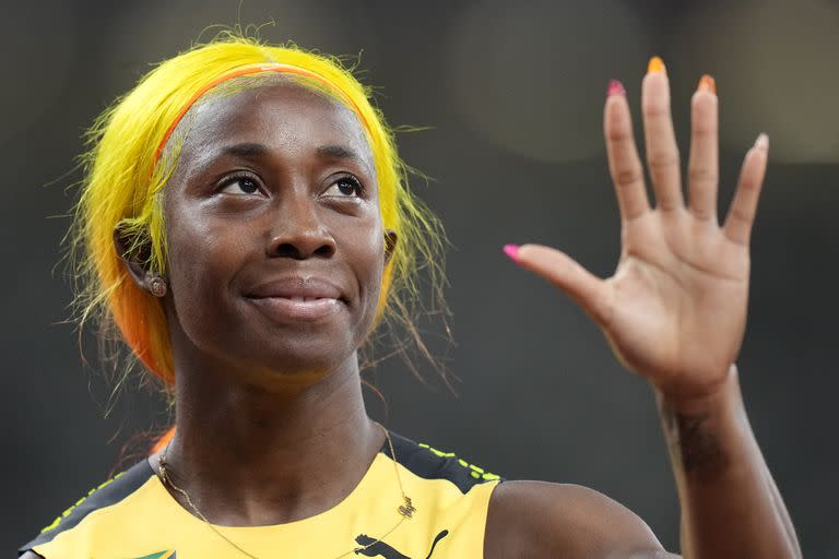 En los Juegos Tokio 2020 Fraser-Pryce corrió con el pelo pintado de varios colores, pero se quedó sin el anhelado tercer triunfo olímpico.