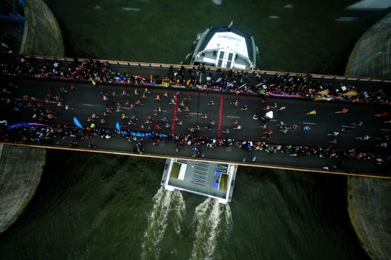 Masses cross Tower Bridge during the TCS London Marathon. Aaron Chown/PA Wire/dpa