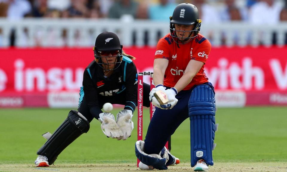 <span>Heather Knight improvises on her way to a battling 46 that rescued <a class="link " href="https://sports.yahoo.com/soccer/teams/england-women/" data-i13n="sec:content-canvas;subsec:anchor_text;elm:context_link" data-ylk="slk:England;sec:content-canvas;subsec:anchor_text;elm:context_link;itc:0">England</a>’s innings and set up victory over New Zealand.</span><span>Photograph: Matthew Childs/Action Images/Reuters</span>