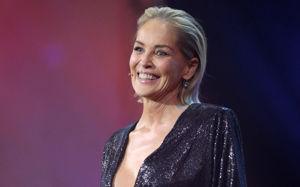 Schauspielerin Sharon Stone richtet sich mit besorgniserregenden Nachrichten an ihre Fans: Nachdem sie wegen einer Fehldiagnose falsch behandelt worden sei, wurde bei ihr ein Tumor entdeckt.  (Bild: 2019 Getty Images/Andreas Rentz)