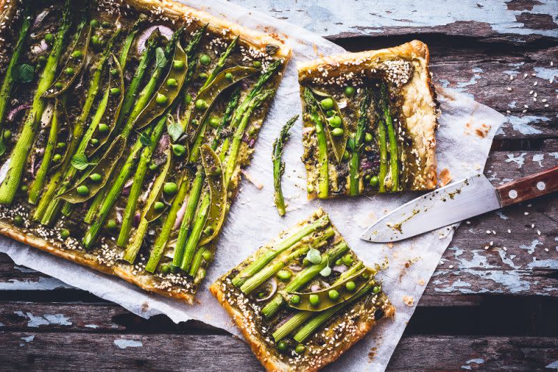 Spargel auf einer simplen Fertig-Blätterteigtarte mit Erbsen, Pesto und Käse ist unglaublich lecker. (Getty Images)