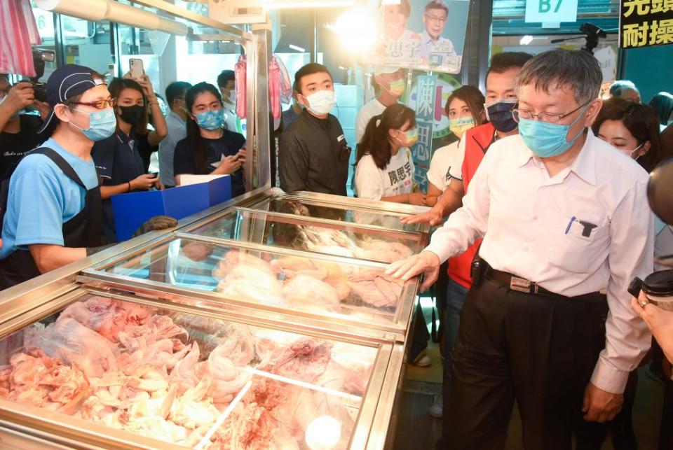 台北市長柯文哲巡視9日開幕的北投中繼市場攤商。（北市市場處提供）