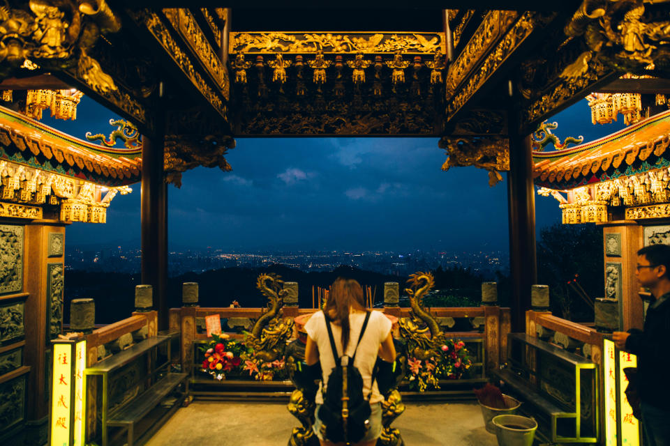 來新北寺廟祈福過好年(圖為中和烘爐地南山福德宮)。（新北市觀旅局提供）