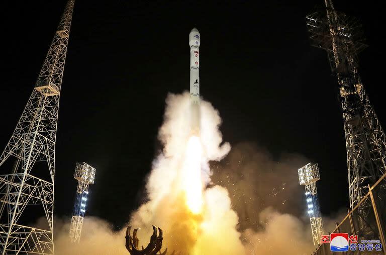 En esta imagen de archivo, distribuida por el gobierno de Corea del Norte, se muestra lo que según el país es el lanzamiento del Malligyong-1, un satélite espía militar, el 21 de noviembre de 2023.