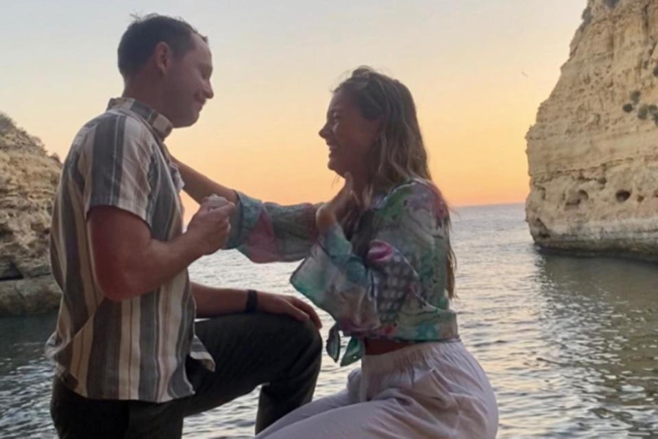 La última publicación que aparece en la cuenta de Facebook del surfista estadounidense es una foto de la pareja comprometiéndose en julio de 2023 (Carter Redd Rhoad/Facebook)