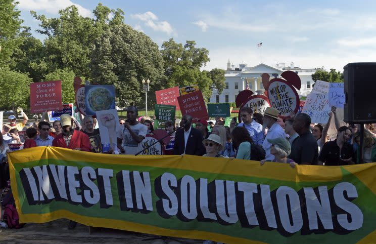 Protesters gather outside the White House on Thursday to protest President Trump’s decision to withdraw the U.S. from the Paris climate accord. (Photo: Susan Walsh/AP)