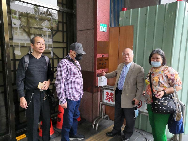 司革會成員昨日下午赴台北地方法院按鈴申告，控訴林佳龍蓄意殺人。（司革會提供）
