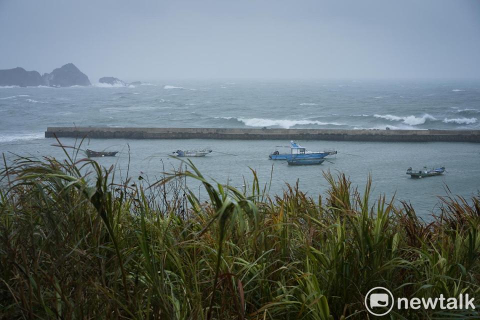 原本停泊在東莒猛澳港的漁船，在「關島」前被移往福正港內避風浪。一波又一 波的大浪不斷的拍擊堤防。   圖：張良一/攝