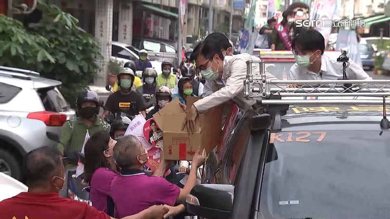 陳其邁收到支持者送上鳳山名產赤山粿。