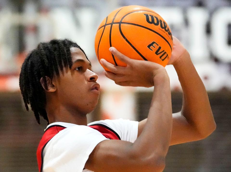 Jan 18, 2022; Maricopa, Arizona, USA; Senior Kevin Jr. Patton shoots during practice at Maricopa High School.