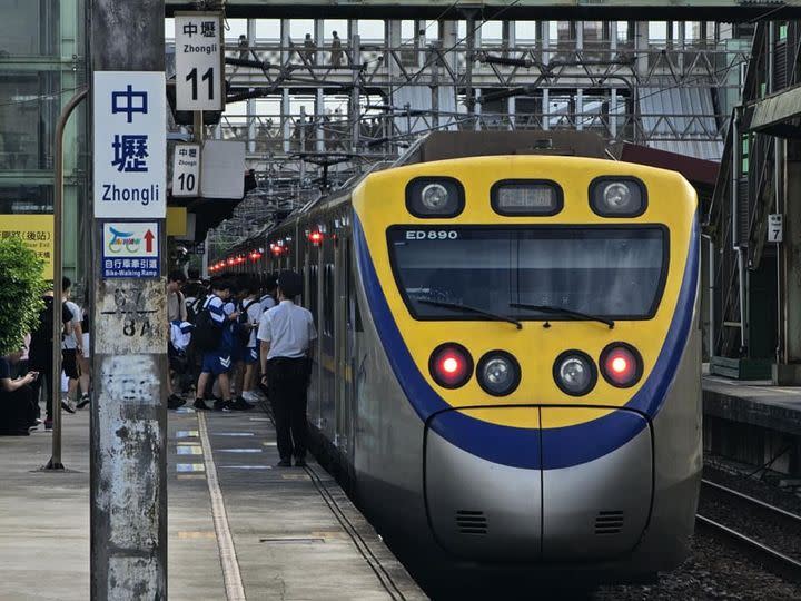 有許多學生在中壢車站搭火車通勤上課。（圖／翻攝鐵道文化之旅臉書）