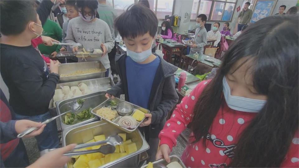 認購鳳梨挺農民 幫國小營養午餐加菜