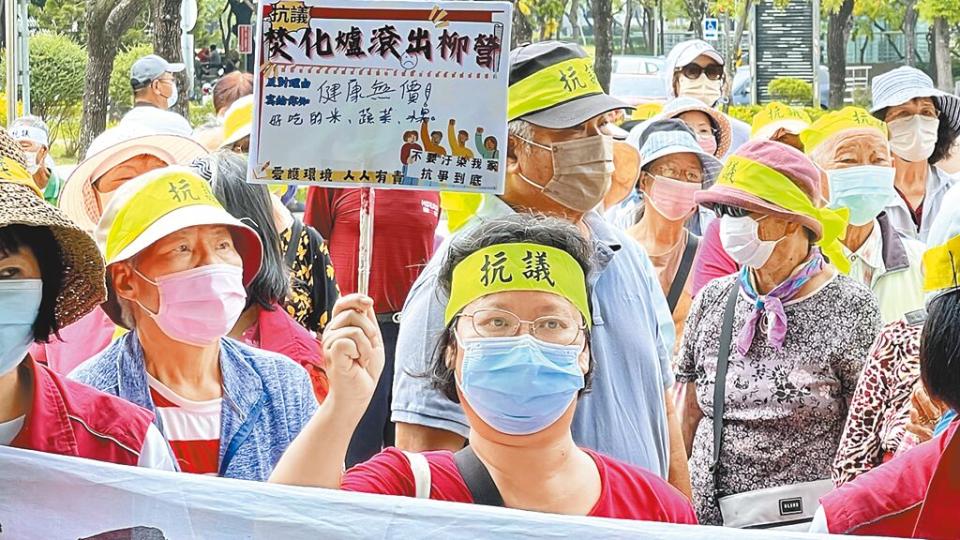 台南市柳營區200多位鄉親不滿柳科焚化爐開發案死灰復燃，14日到新營民治市政中心抗議。（張毓翎攝）