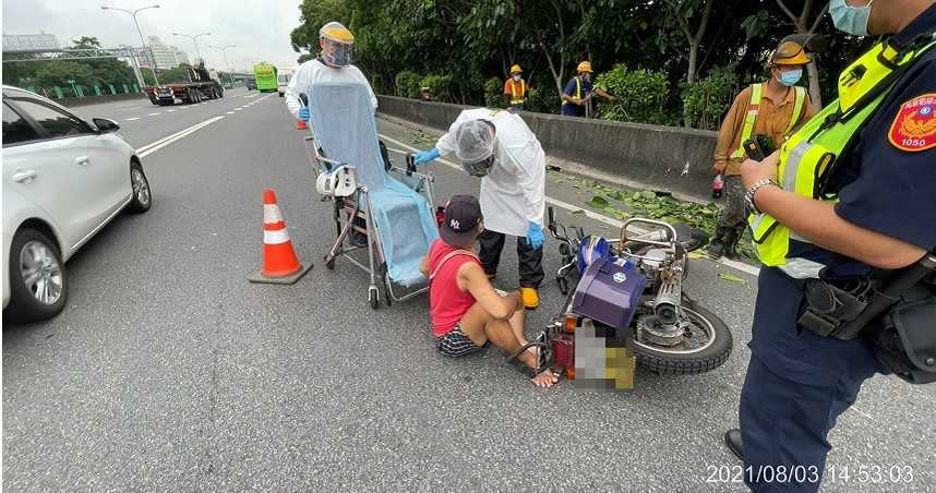 新北市1名楊姓男子，酒後騎車誤闖三重交流道，撞上正在施工的工人。（圖／ 翻攝畫面）