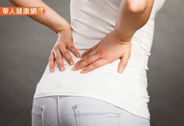 中醫常常在問診上將腰痛分為：結構性的腰痛與內傷型的腰痛，所謂結構型的就是常見的椎間盤突出、脊椎滑脫、腎結石等；而內傷型的腰痛，就屬於西醫用儀器檢查不出的腰痛，包括急性腰扭傷、筋膜發炎。
