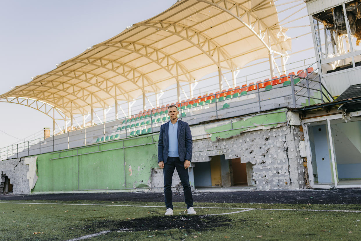 En una foto sin fecha de United24, Andriy Shevchenko, estrella retirada del fútbol ucraniano, en el estadio de fútbol dañado en Irpin, Ucrania. (United24 vía The New York Times)