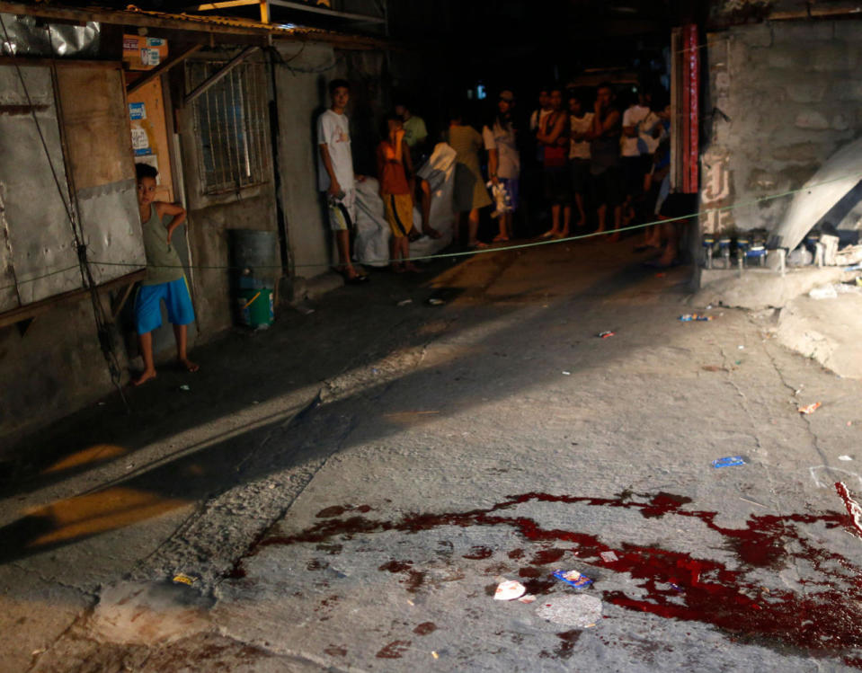 <p>Filipino residents view a crime scene after an alleged drug user was shot dead by unidentified gunmen in Paranaque city, south of Manila, Philippines on September 27, 2016. The United Nation (UN) announced on September 23 that it will be reviewing the Philippines situation on human rights on the 28th and 29 of September after Duterte’s war on drugs has led to more than 3,500 deaths. (Eugenio Loreto/EPA)</p>