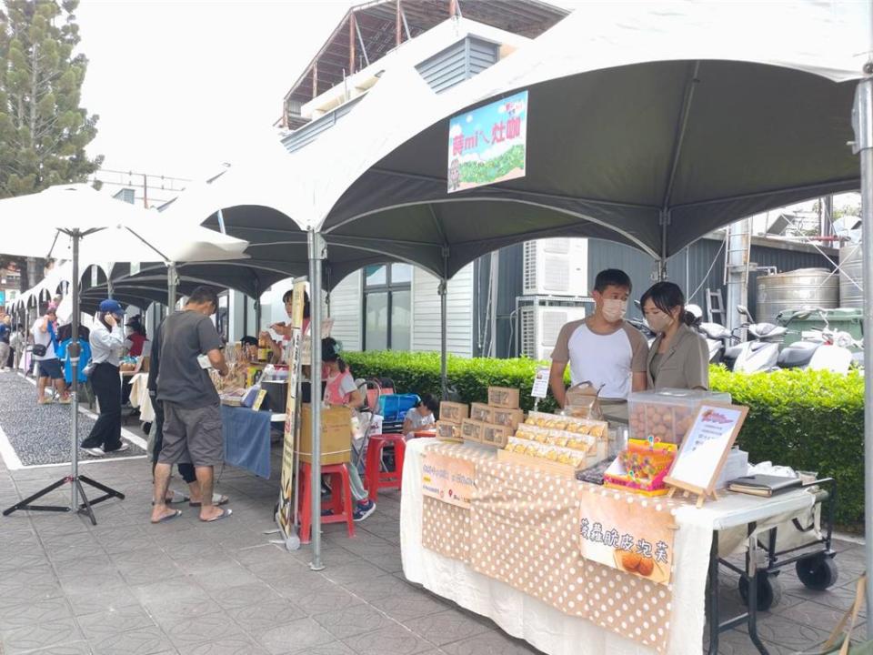 中興商圈舉辦特色市集活動，吸引民眾前來逛街購物，為商圈帶來了新的活力和多樣性。圖／曾麗芳