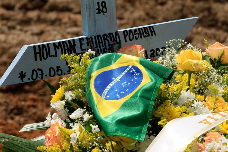 En esta foto de archivo tomada el 22 de enero de 2021, se ve la tumba de una víctima del Covid-19 con la bandera brasileña en el cementerio de Nossa Senhora Aparecida en Manaos, estado de Amazonas, Brasil, en medio de la pandemia del nuevo coronavirus