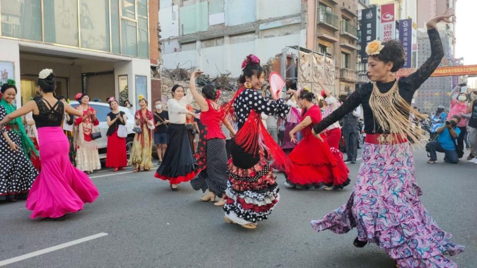 林百貨歡慶九十一歲生日，佛朗明哥舞蹈團沿途展演，讓民眾感受熱力十足。（記者林雪娟攝）