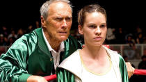 Vencedor de 4 Oscars em 2005, incluindo melhor filme, ‘Menina de Ouro’ mostra a relação de uma aspirante a lutadora de boxe (Hillary Swank) e seu treinador veterano, interpretado pelo próprio Eastwood, que inicialmente tinha sido convidado apenas para atuar, mas gostou tanto do roteiro que pediu para assumir também a direção.