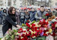 <p>People lay flowers for the victims of a fire in a multistory shopping center in the Siberian city of Kemerovo, about 3,000 kilometers (1,900 miles) east of Moscow, March 26, 2018. (Photo: AP) </p>