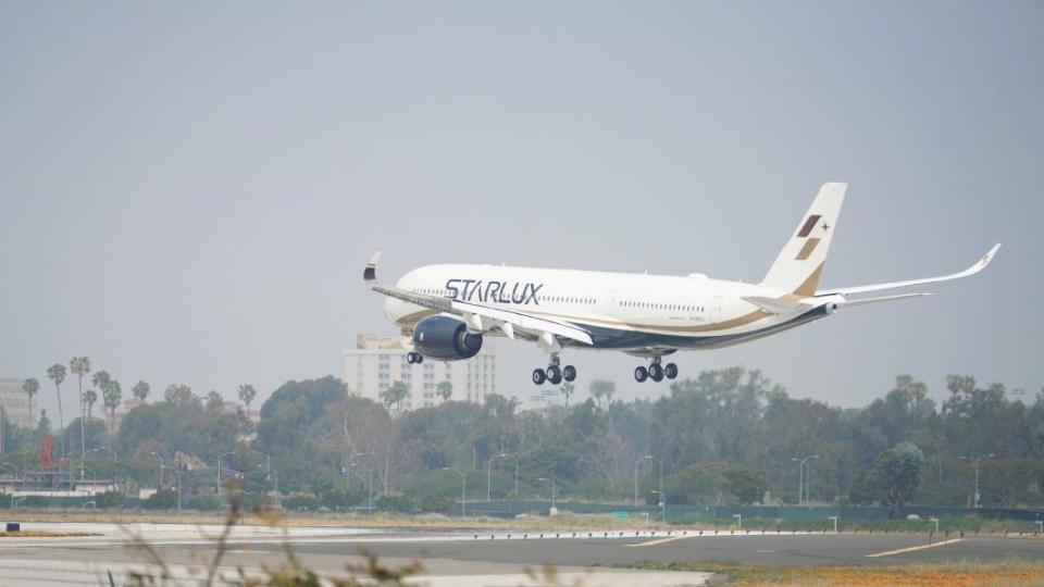 星宇航空台北-洛杉磯首航 順利降落LAX機場。（圖／星宇提供）