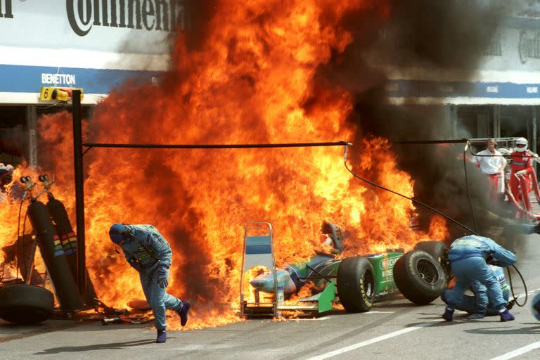 El auto de Jos Verstappen envuelto en llamas