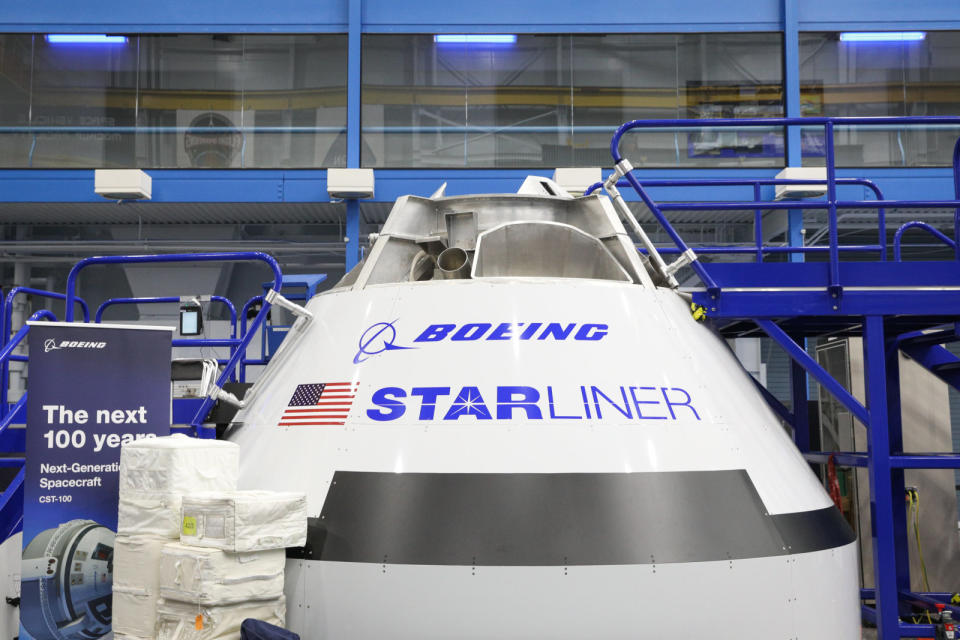 As SpaceX and Boeing continue with their commercial crew space race, Boeingposted this video showing a test of the parachutes on its Starliner vehicle