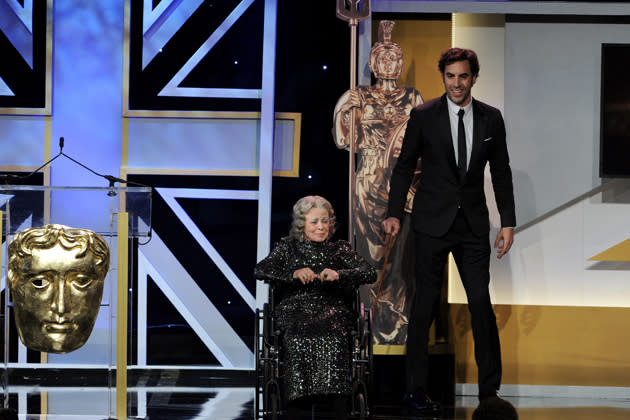 Sacha Baron Cohen und die Dame im Rollstuhl kurz vor dem Zwischenfall (Bild: Getty Images)