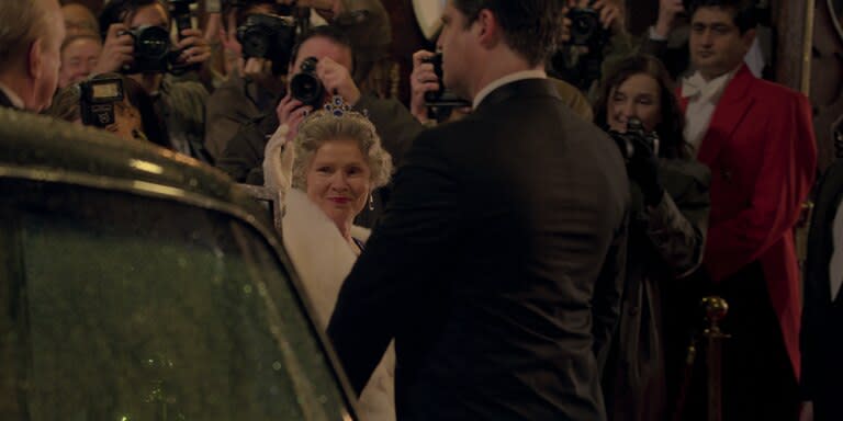 Imelda Staunton como la reina Isabel II en los años 90 en la quinta temporada de The Crown (Netflix).