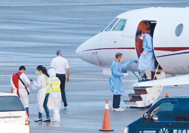 新冠肺炎肆虐印度，2名確診的駐印度代表處官員8日搭乘醫療專機飛抵桃園機場，專機停妥後1名病患（右）正準備下機。（范揚光攝）