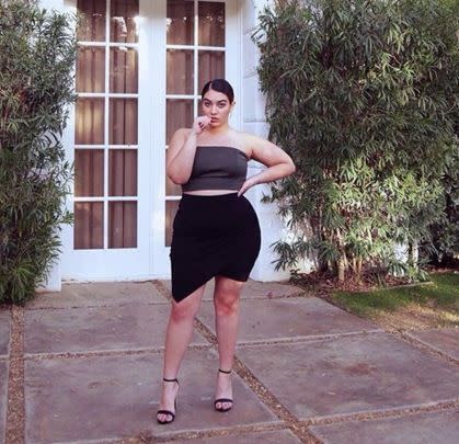 <p>Nadia Aboulhosn é uma daquelas blogueiras muito ousadas em seu estilo. Os vestidos curtos e <i>tops</i> predominam nos seus <i>looks</i>.</p>