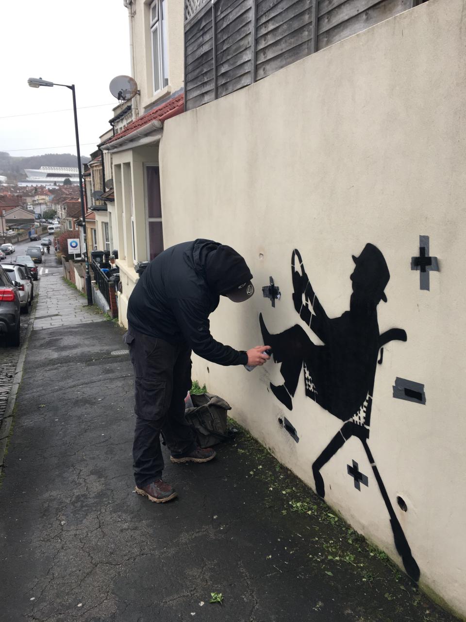 Street artist DIFF pictured painting his tribute to his father and the coronavirus vaccine in Bristol, England. (Photo: <a href="https://www.instagram.com/itsjust.art_media/" target="_blank">It's Just Art Media</a>)