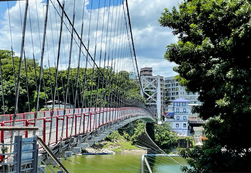 新北市定古蹟碧潭吊橋 新北市新店區知名景點碧潭吊橋為國內外知名景點， 亦是新北市定古蹟；觀旅局表示，根據交通部觀光署 相關統計，民國113年截至2月底已有高達33萬人次遊 客到訪碧潭吊橋。 （新北市觀旅局提供） 中央社記者黃旭昇新北市傳真  113年4月27日 