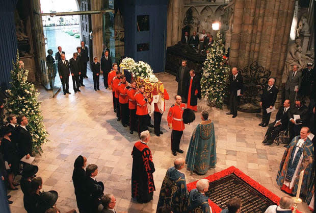 <p>Diana's coffin is carried into Westminster Abbey.</p>