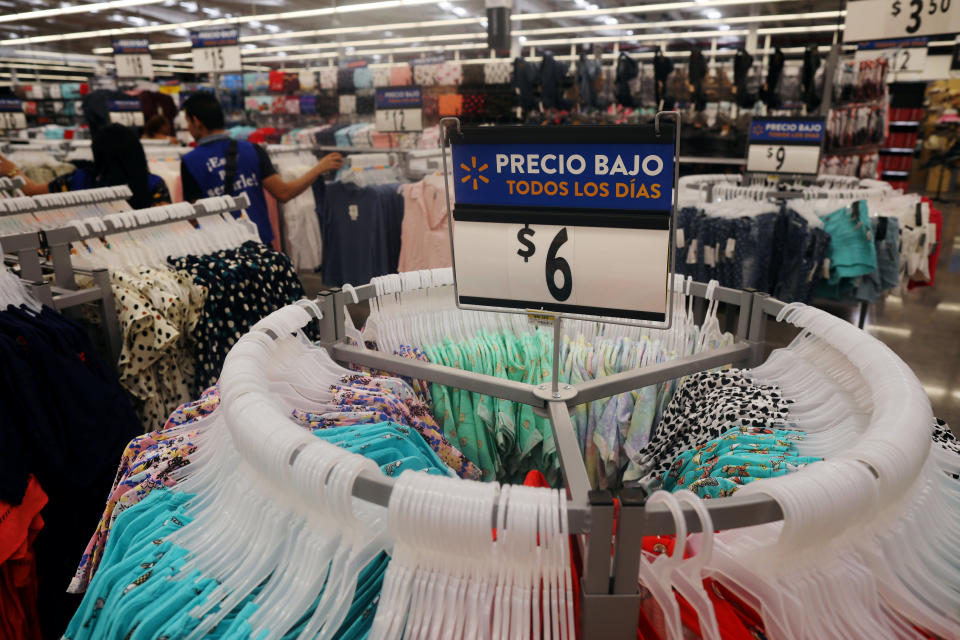 Ropa expuesta en una tienda de Walmart en San Salvador, El Salvador. REUTERS/Jose Cabezas