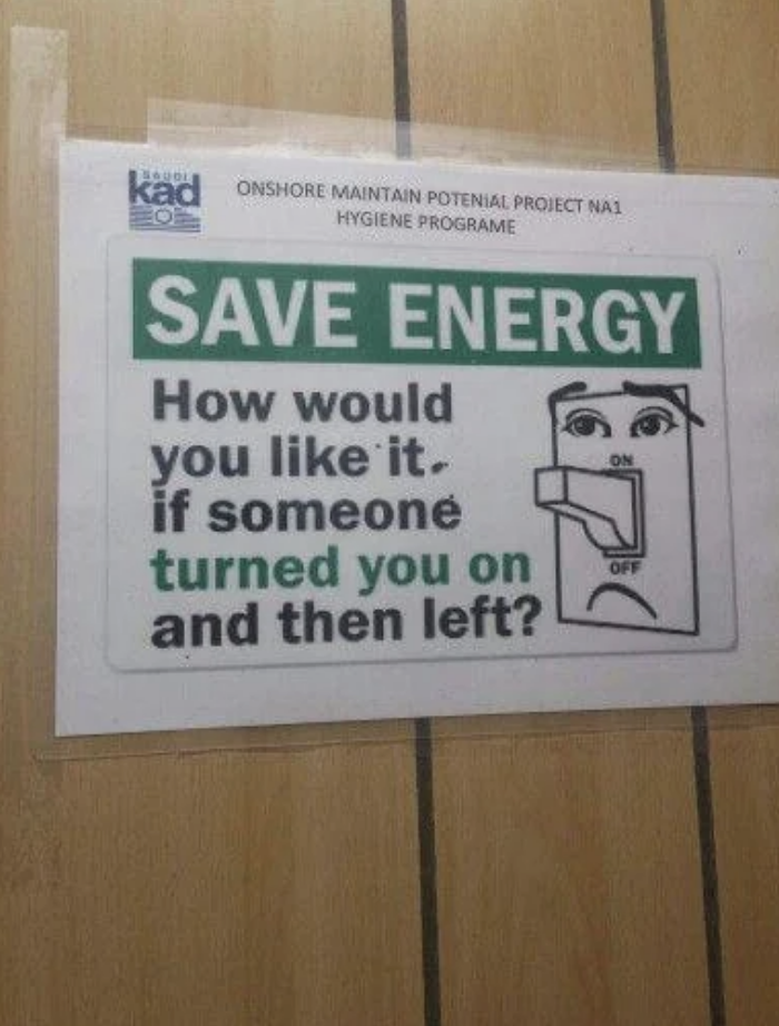 Semnul citește "SAVE ENERGY - Cum ți-ar plăcea dacă cineva te-ar porni și apoi ar pleca?" cu un întrerupător de lumină de desene animate