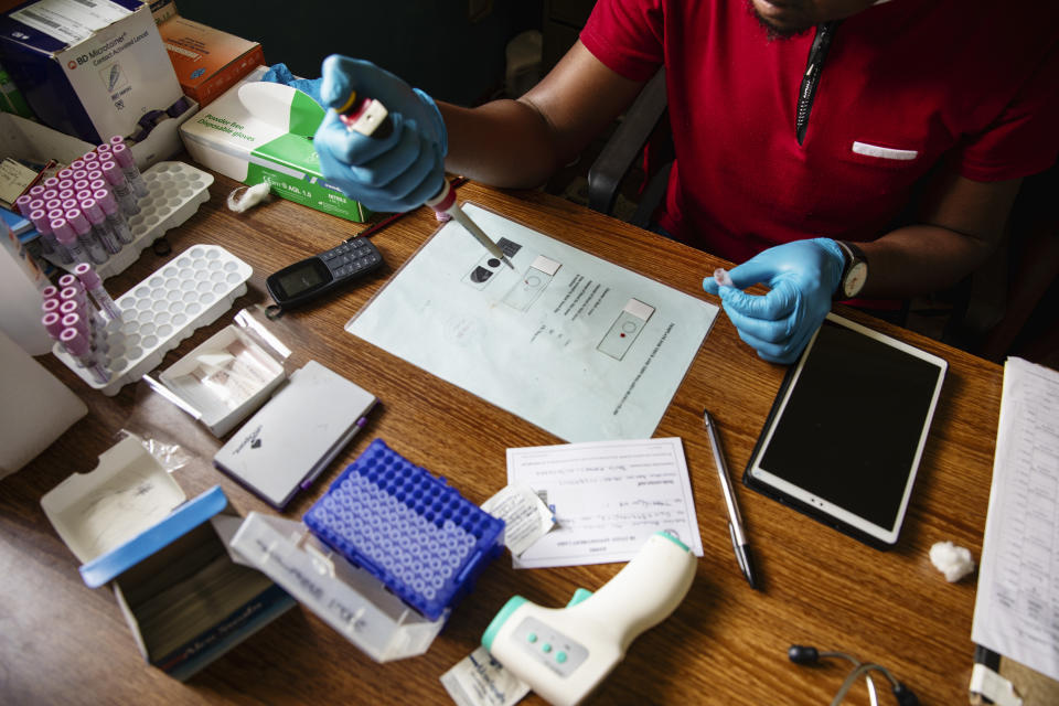 Un médico procesa muestras de sangre recogidas de niños en el Centro de Salud de Amukura como parte de un ensayo clínico de un nuevo método de control de mosquitos, en Amukura, condado de Busia, Kenia, el 21 de noviembre de 2022. (Malin Fezehai/The New York Times)
