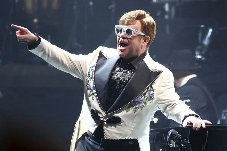 Sir Elton John dando un concierto en el Madison Square Garden como parte de su gira de despedida 