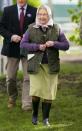 <p>Muy activa en su vida al aire libre, era muy habitual verla con este otro "uniforme" de campo: chaleco acolchado o gabardina, falda y botas de lluvia. La famosa marca Hunter era la encargada de cubrir las necesidades en cuanto a calzado de goma de la reina y de su esposo el príncipe Philip. </p>