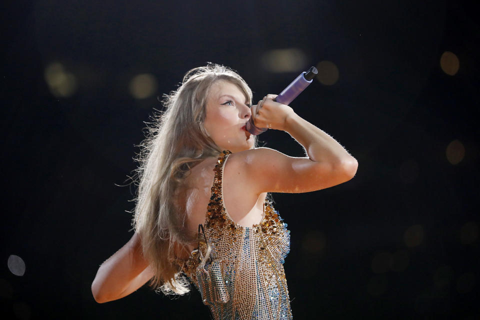 Taylor Swift se presenta en el escenario durante 